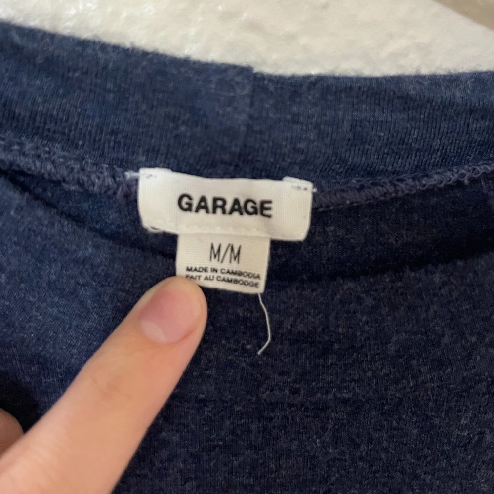 A off the shoulder long sleeve navy blue shirt